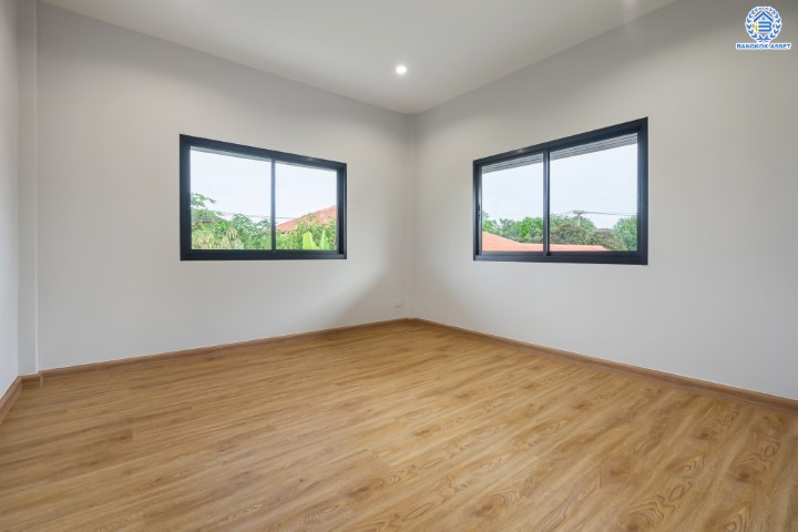 บ้านมือสองตกแต่งใหม่ ม.เมืองเอกประจิม พหลโยธิน87 ตกแต่งครบทุกฟังก์ชัน เนื้อที่ 100 ตร.ว. พื้นที่ใช้สอยเยอะ พร้อมฟังก์ชัน 3 ห้องนอน 4 ห้องน้ำ 1 ห้องอเนกประสงค์ 1 ห้องแม่บ้าน จอดรถได้ 4 คัน เชื่อมต่อทุกการเดินทาง ใกล้รถไฟฟ้าสายสีแดง "สถานีหลักหก"และทางด่วน "ศรีสมาน"